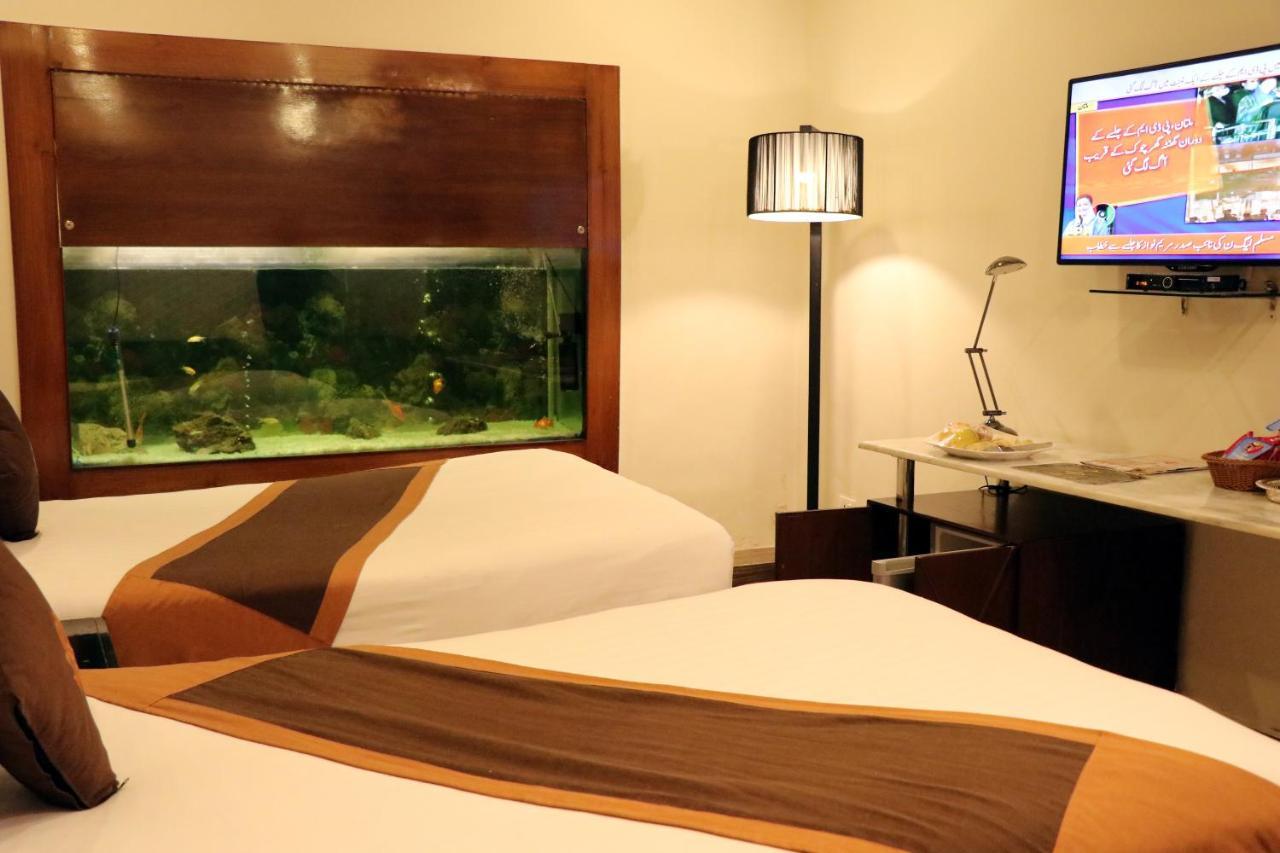 Hilton Suites Lahore Buitenkant foto