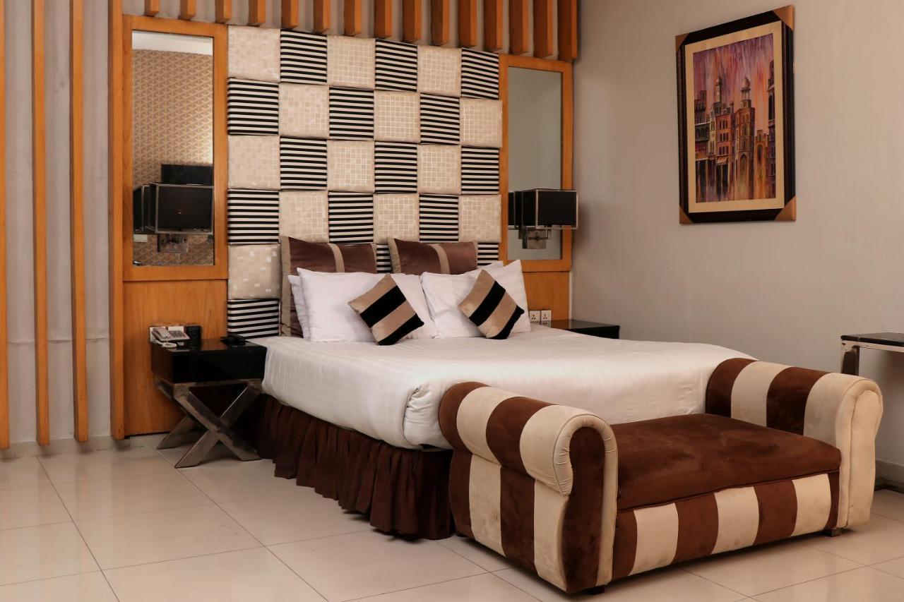 Hilton Suites Lahore Buitenkant foto